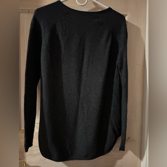 Vince Cashmere Wool Blend Shirttail Sweater in
Charcoal Gray. Women's Small - Picture 2 of 5